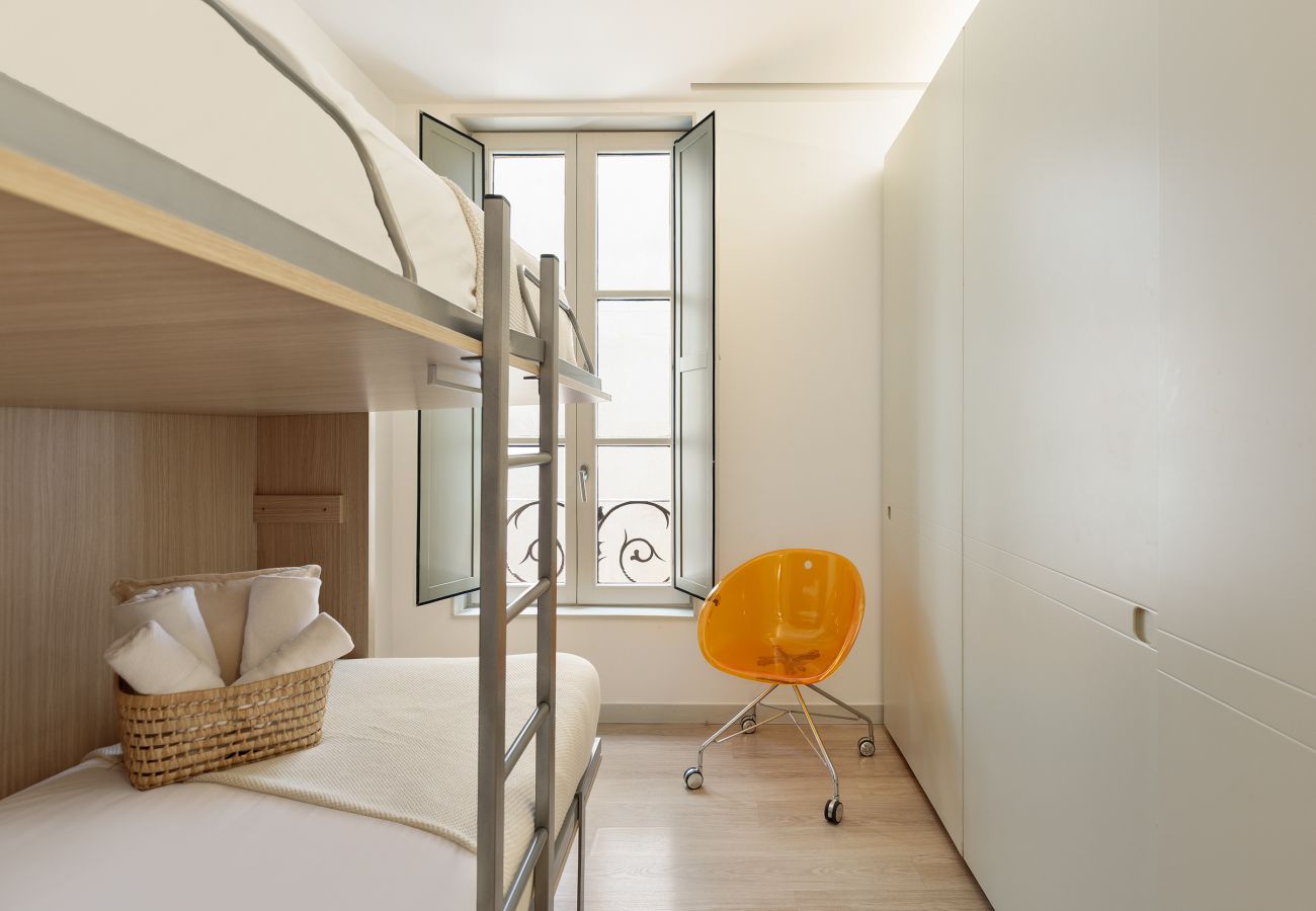 Apartment in Barcelona - OLA LIVING PETRITXOL LES RAMBLES