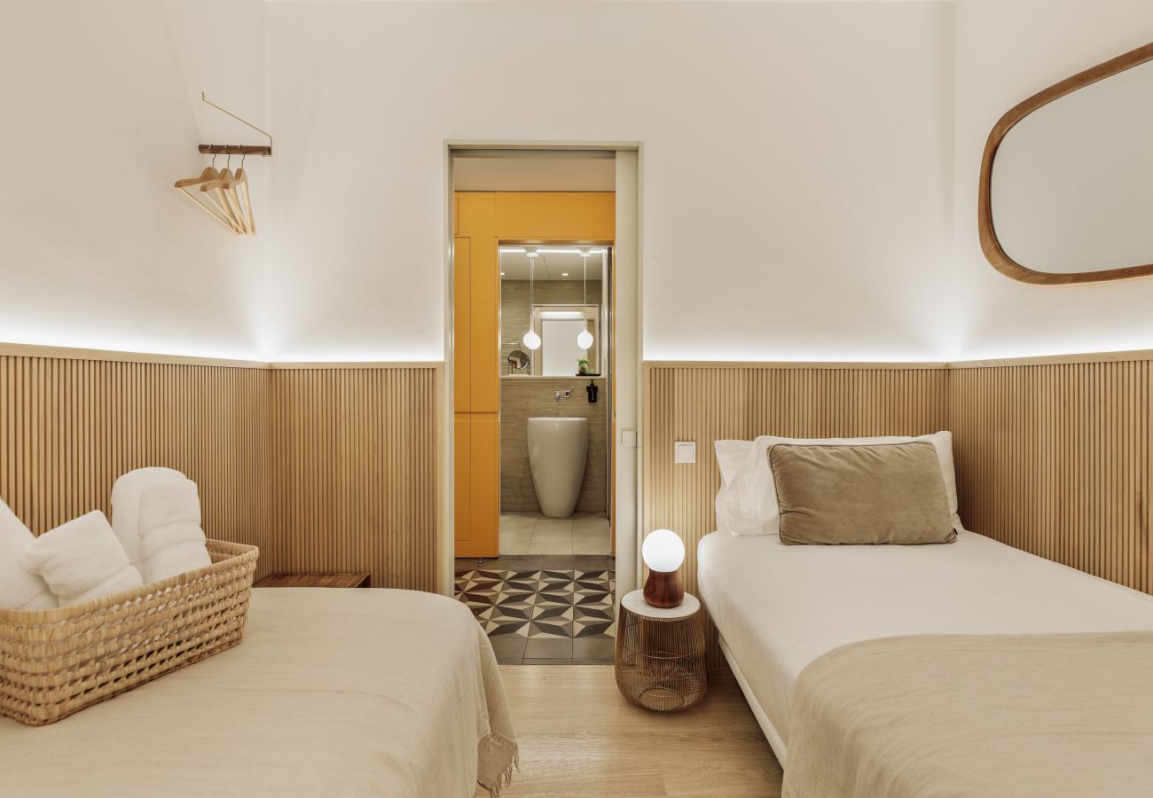 Apartment in Barcelona - OLA LIVING PETRITXOL LES RAMBLES