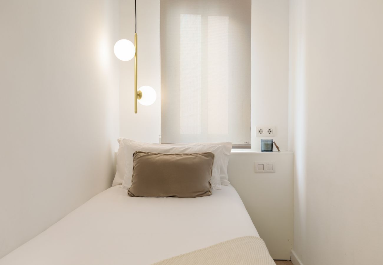 Apartment in Barcelona - OLA LIVING SANTA ANNA 1