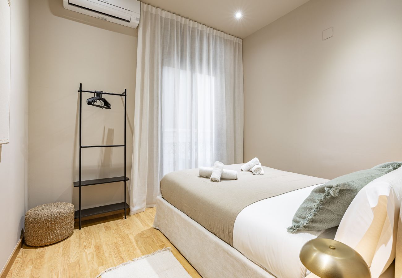 Apartment in Barcelona - OLA LIVING CONSELL DE CENT 2