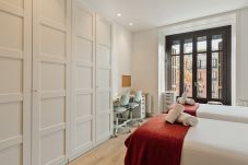 Rent by room in Barcelona - Balmes Habitación Twin Suite Con Balcón
