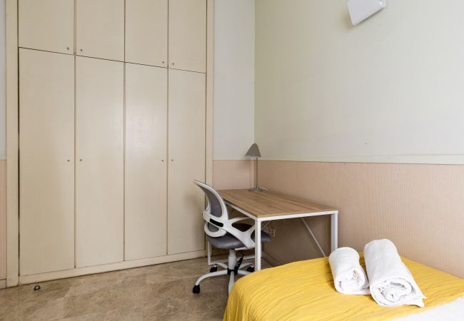 Alquiler por habitaciones en Barcelona - Merce Habitación Twin con Escritorio Alquiler por habitaciones en Barcelona - Merce Habitación Twin con Escritorio