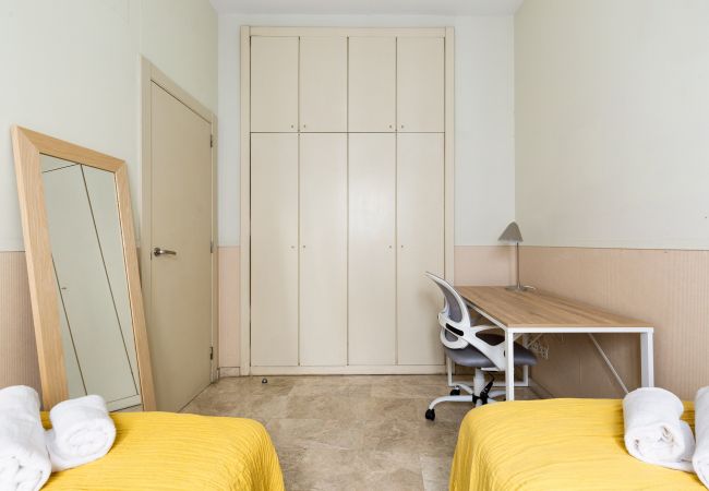 Alquiler por habitaciones en Barcelona - Merce Habitación Twin con Escritorio Alquiler por habitaciones en Barcelona - Merce Habitación Twin con Escritorio