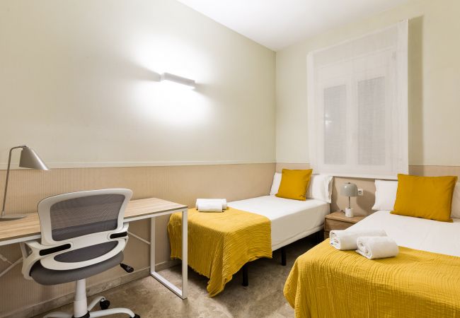 Alquiler por habitaciones en Barcelona - Merce Habitación Twin con Escritorio Alquiler por habitaciones en Barcelona - Merce Habitación Twin con Escritorio